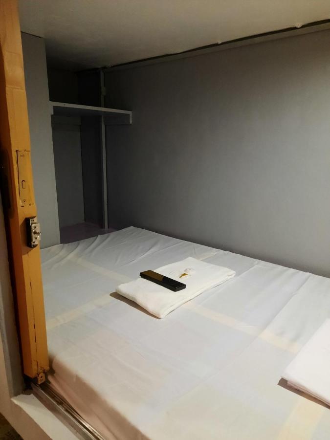 Budget Transient Capsule Makati Near Ayala And Buendia Lower Deck Apartment Manila